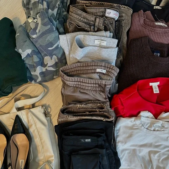 Huge name brand clothing lot - Picture 4 of 10